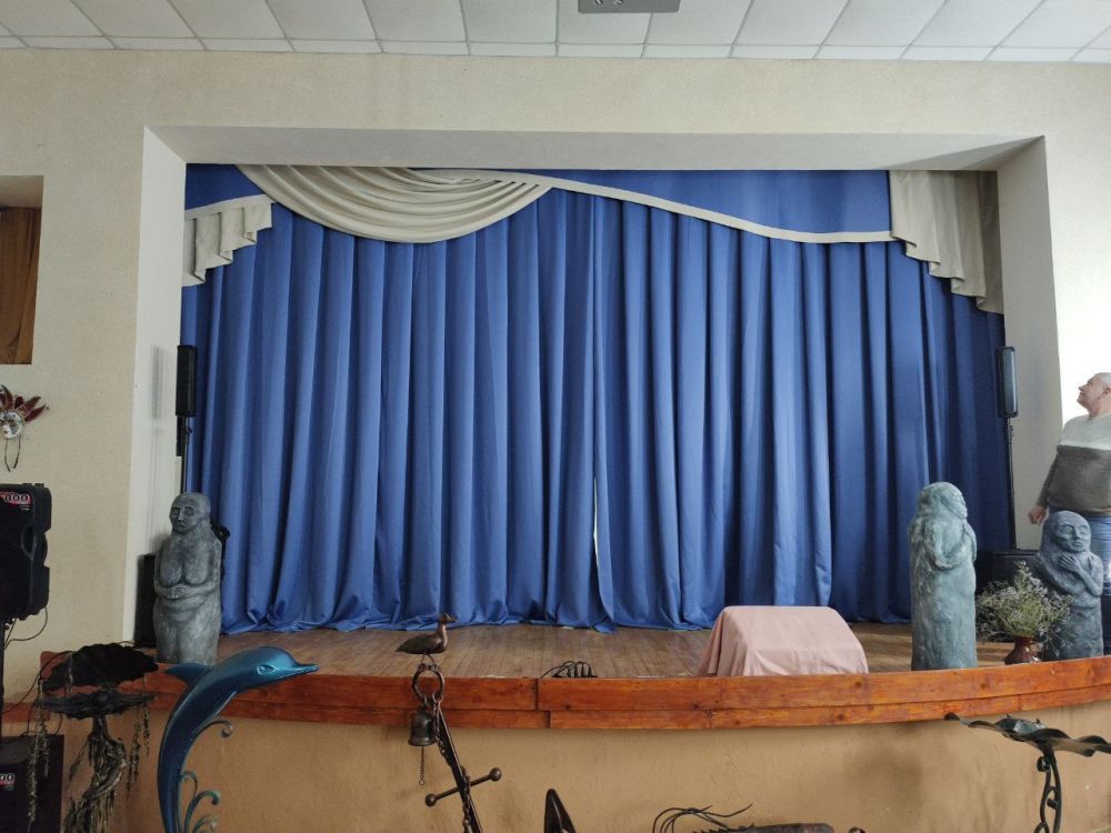 Бердянский ДК «Маяк» получил новую «одежду» для сцены Бердянский ДК «Маяк» получил новую «одежду» для сцены