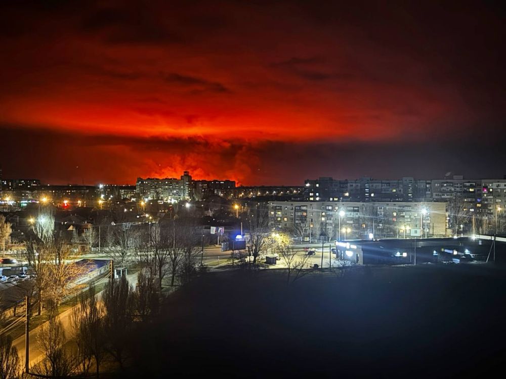 За городом горит камыш. Сотрудники МЧС на месте. Ситуация под контролем, НО