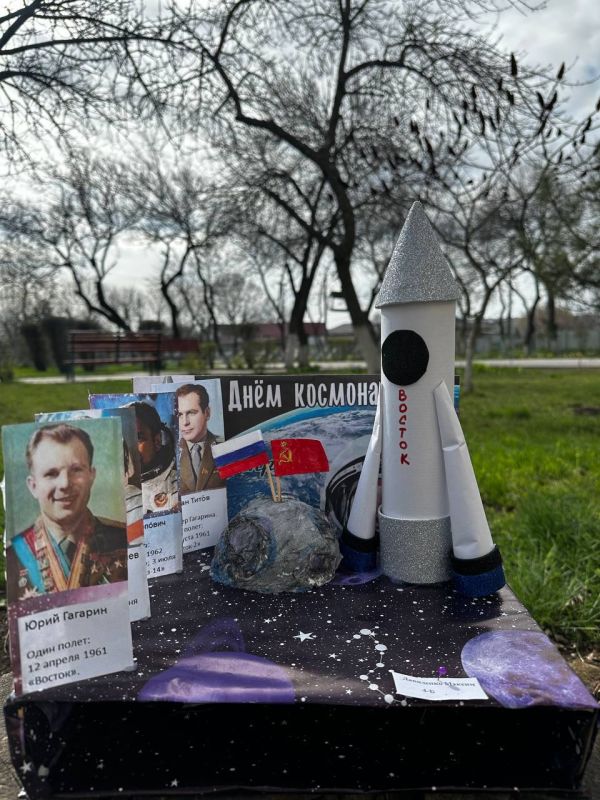 На этой неделе в ГБУ ОО ЗО «СОШ4» г. Бердянск прошла замечательная выставка рисунков и поделок, посвященная Дню космонавтики!