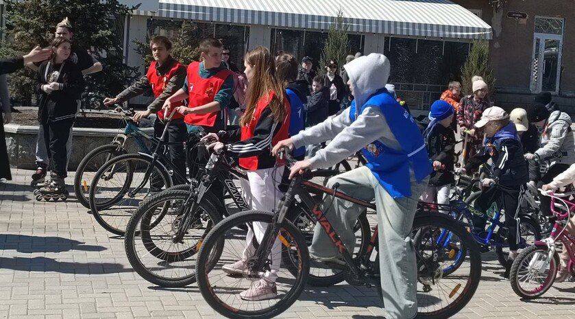 В школе Бердянска прошел велопробег, посвященный 80-летию Победы