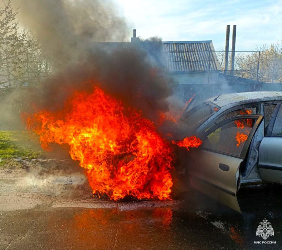 В Бердянске сотрудники МЧС России потушили загоревшийся на ходу легковой автомобиль