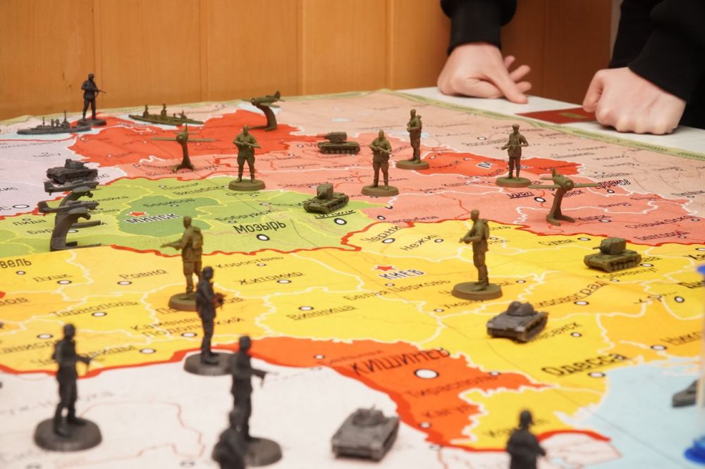 В Андреевской школе прошла военно-историческая настольная игра, посвященная первым месяцам Великой Отечественной войны