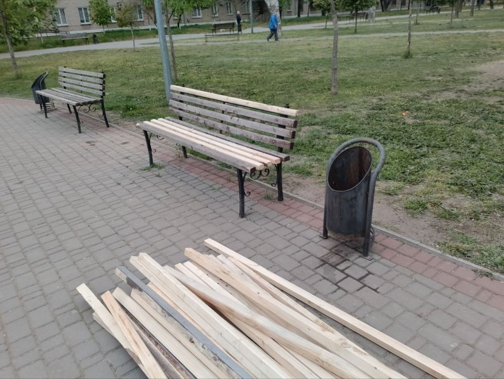 На бульваре Гайдара работники предприятия &quot;Благоустройство.Бердянск&quot; приступили к ремонту лавочек