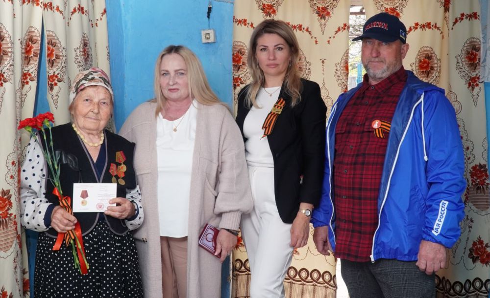Продолжаем чествовать поколение Победителей: юбилейные медали вручают труженикам тыла Бердянского района