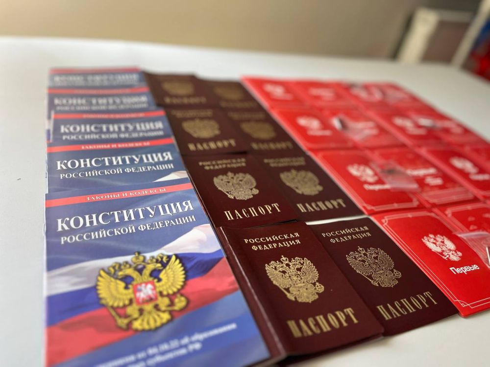 В Бердянске сотрудниками полиции в торжественной обстановке были вручены паспорта юным гражданам России