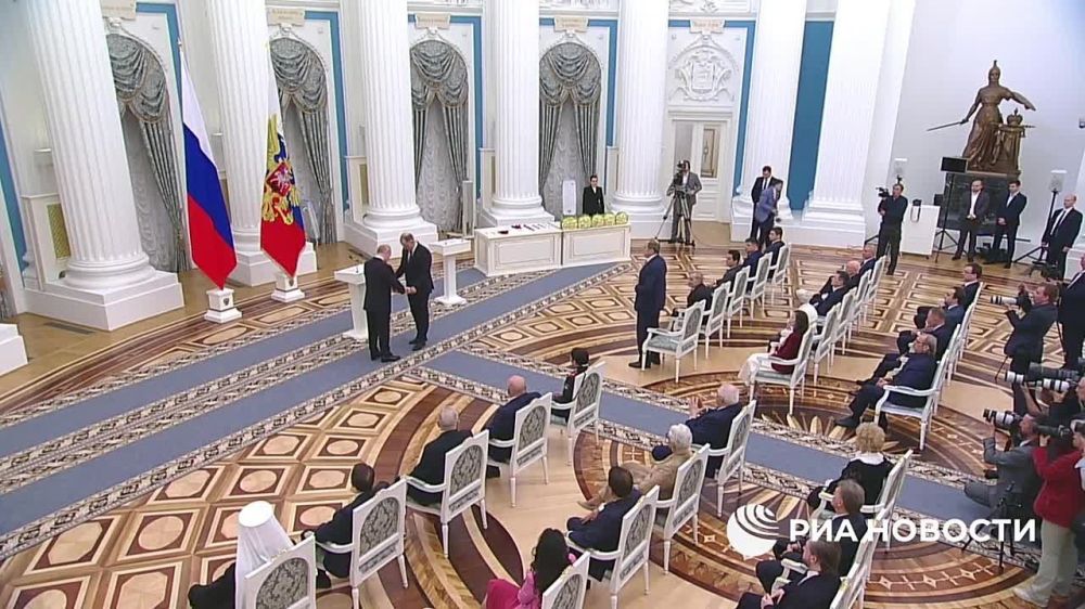 Анна Хорошун: Президент России Владимир Путин вручил главе МИД РФ Сергею Лаврову высшую награду России — орден Святого Андрея Первозванного