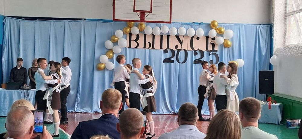 Для выпускников Дмитровской школы прозвучал «Последний звонок»