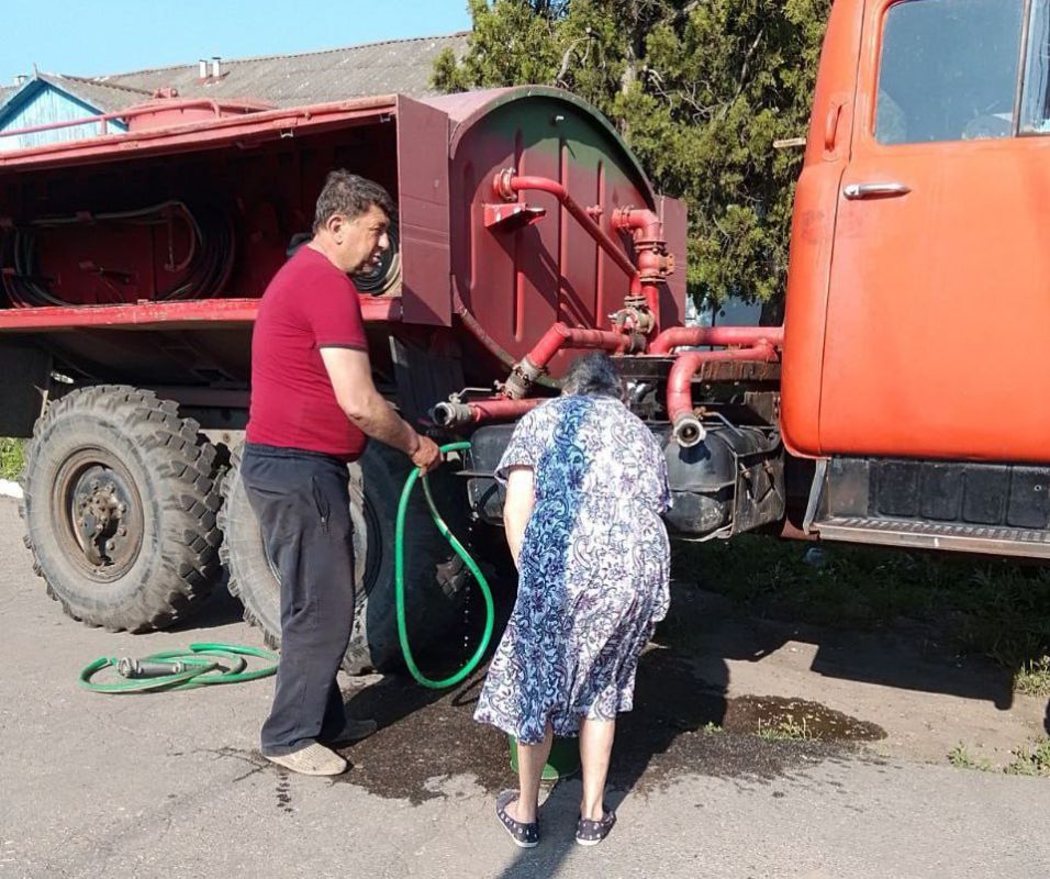 При участии предпринимателей города, муниципальных предприятий «Зеленхоз», «Благоустройство. Бердянск» по просьбе горожан производится подвоз воды