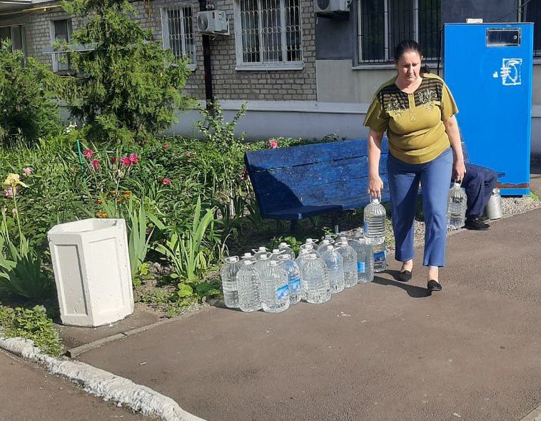 При участии предпринимателей города, муниципальных предприятий «Зеленхоз», «Благоустройство. Бердянск» по просьбе горожан производится подвоз воды
