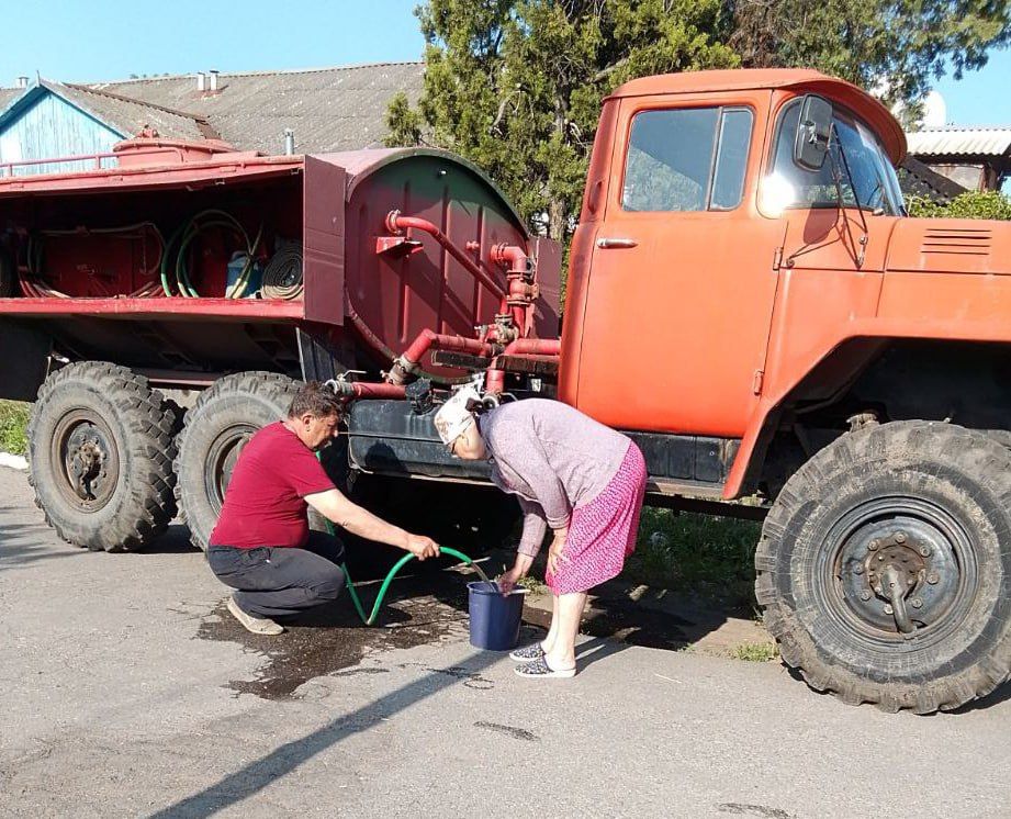 При участии предпринимателей города, муниципальных предприятий «Зеленхоз», «Благоустройство. Бердянск» по просьбе горожан производится подвоз воды