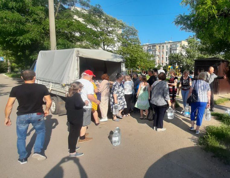 При участии предпринимателей города, муниципальных предприятий «Зеленхоз», «Благоустройство. Бердянск» по просьбе горожан производится подвоз воды