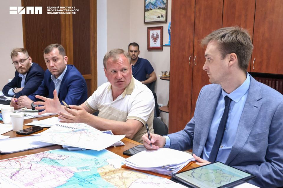 В Запорожской области директор Единого института пространственного планирования РФ Дина Саттарова, глава Бердянского муниципального округа Алексей Кичигин и заместитель министра строительства, архитектуры и ЖКХ Запорожской...