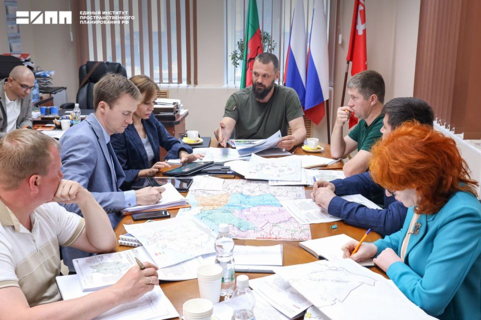 В Запорожской области директор Единого института пространственного планирования РФ Дина Саттарова, глава Бердянского муниципального округа Алексей Кичигин и заместитель министра строительства, архитектуры и ЖКХ Запорожской...