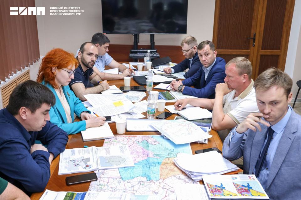 В Запорожской области директор Единого института пространственного планирования РФ Дина Саттарова, глава Бердянского муниципального округа Алексей Кичигин и заместитель министра строительства, архитектуры и ЖКХ Запорожской...