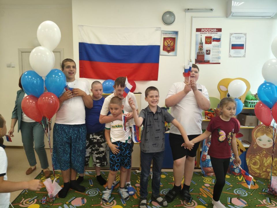 16.06.2025 г. в отделении Комплексной реабилитации детей-инвалидов г. Бердянск ГБУ " Комплексный центр социального обслуживания населения" МТ и СП ЗО прошел праздник ко Дню России, " Россия - родина моя!"которое подготовила...