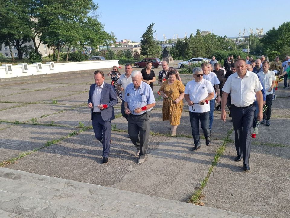 Бердянск отметил День памяти и скорби возложением цветов к мемориалам