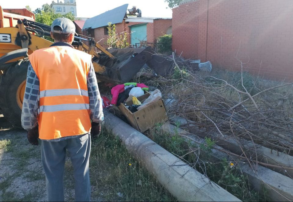 В Бердянске продолжается ликвидация стихийных свалок В Бердянске продолжается ликвидация стихийных свалок