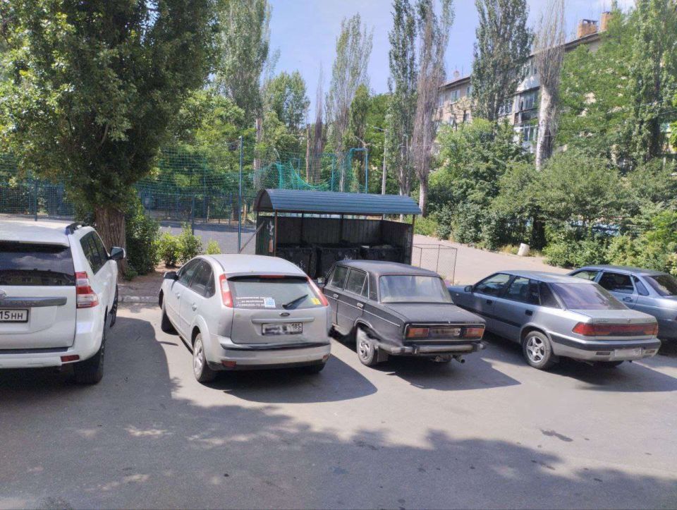 НЕ ПАРКУЙТЕ АВТО ВОЗЛЕ КОНТЕЙНЕРНОЙ ПЛОЩАДКИ