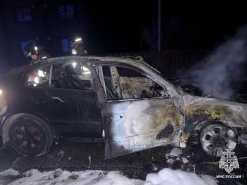 В Бердянске огнеборцы МЧС России ликвидировали возгорание автомобиля на ходу