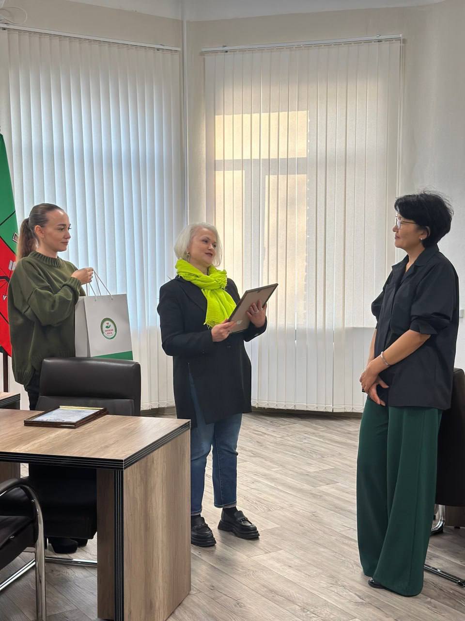 Директор ТФОМС Запорожской области вручила благодарности коллегам Директор ТФОМС Запорожской области вручила благодарности коллегам