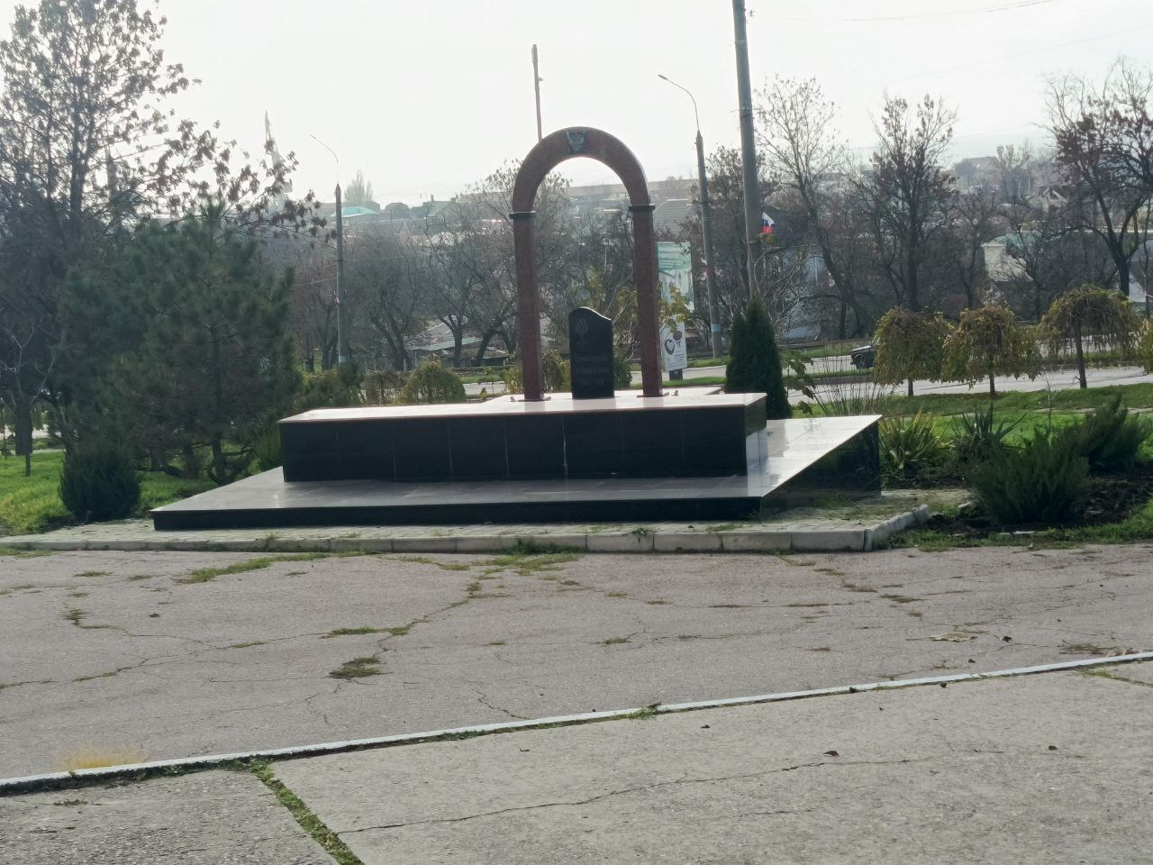 Сотрудники МБУ «Зеленхоз» украшают Бердянск кустами можжевельника Сотрудники МБУ «Зеленхоз» украшают Бердянск кустами можжевельника