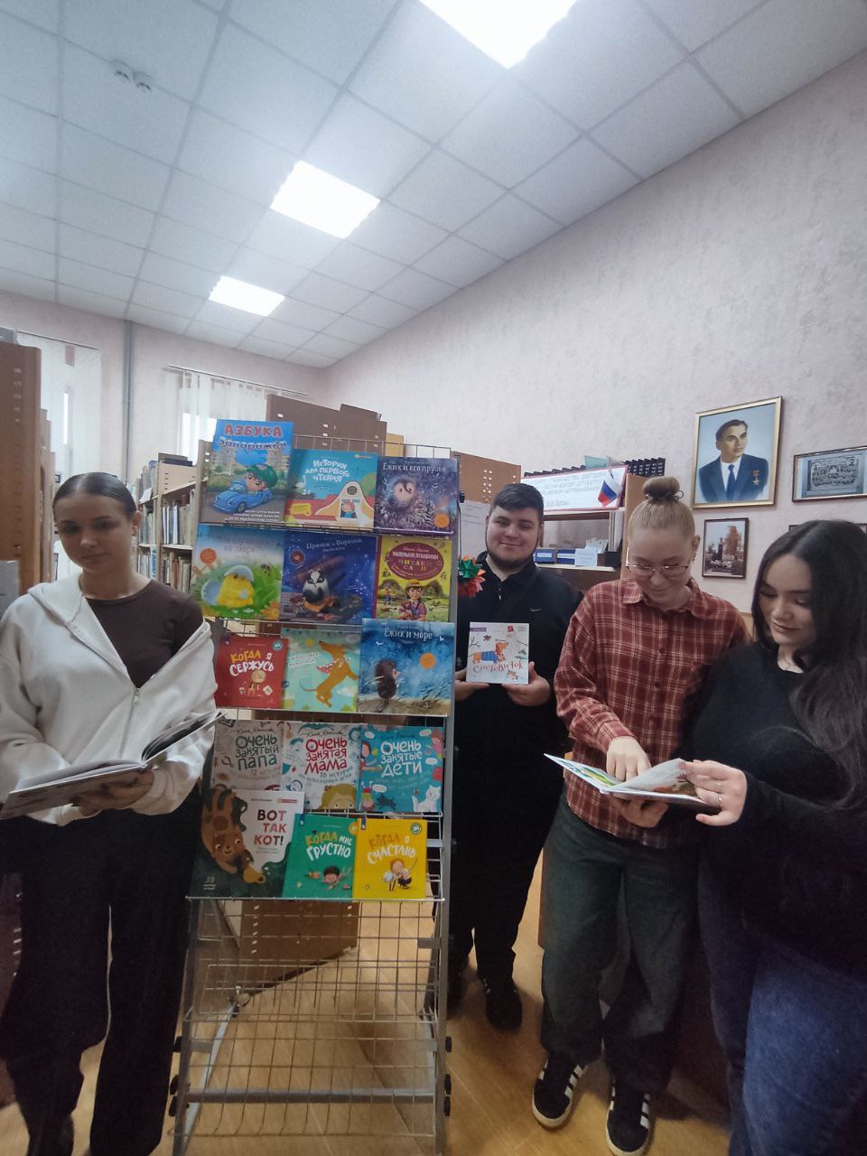 Будущие педагоги АГПУ им. П.Д.Осипенко приняли участие в выставке детской литературы Будущие педагоги АГПУ им. П.Д.Осипенко приняли участие в выставке детской литературы