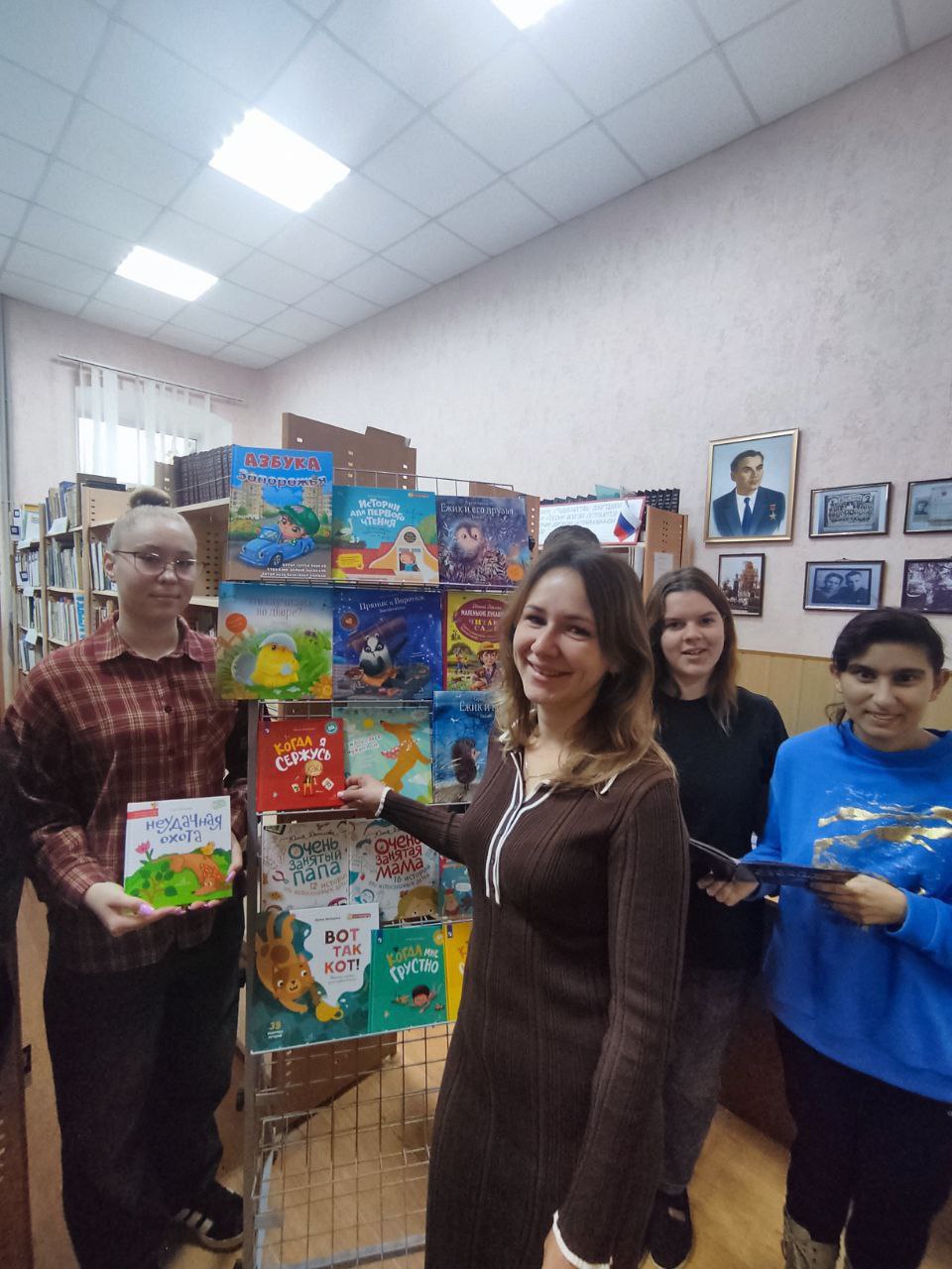 Будущие педагоги АГПУ им. П.Д.Осипенко приняли участие в выставке детской литературы Будущие педагоги АГПУ им. П.Д.Осипенко приняли участие в выставке детской литературы