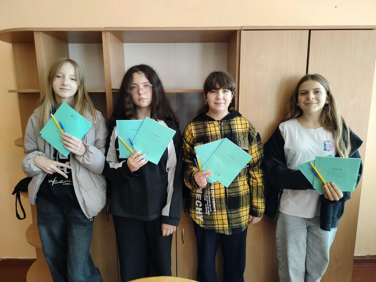 Волонтеры Псковской области привезли канцтовары и учебники для школьников Бердянского района Волонтеры Псковской области привезли канцтовары и учебники для школьников Бердянского района