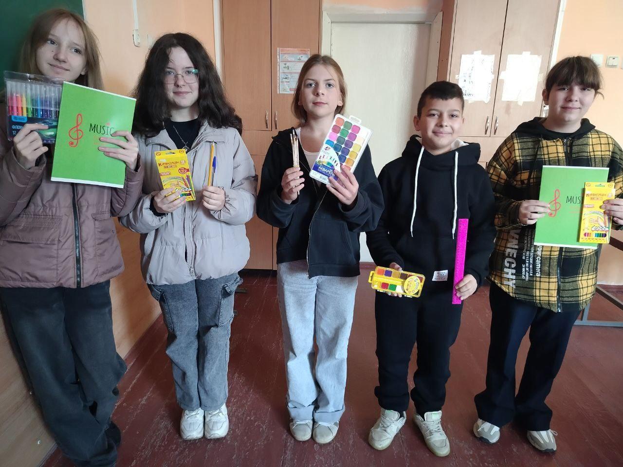 Волонтеры Псковской области привезли канцтовары и учебники для школьников Бердянского района