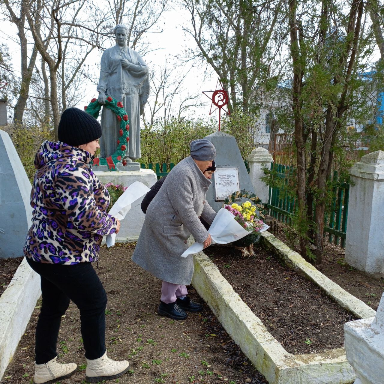 Члены участковой избирательной комиссии №234 (ТИК №7) возложили цветы к могиле Неизвестного солдата в с. Старопетровка Бердянского муниципального округа, почтив память воинов, освобождавших село от немецко-фашистских... Члены участковой избирательной комиссии №234 (ТИК №7) возложили цветы к могиле Неизвестного солдата в с. Старопетровка Бердянского муниципального округа, почтив память воинов, освобождавших село от немецко-фашистских...