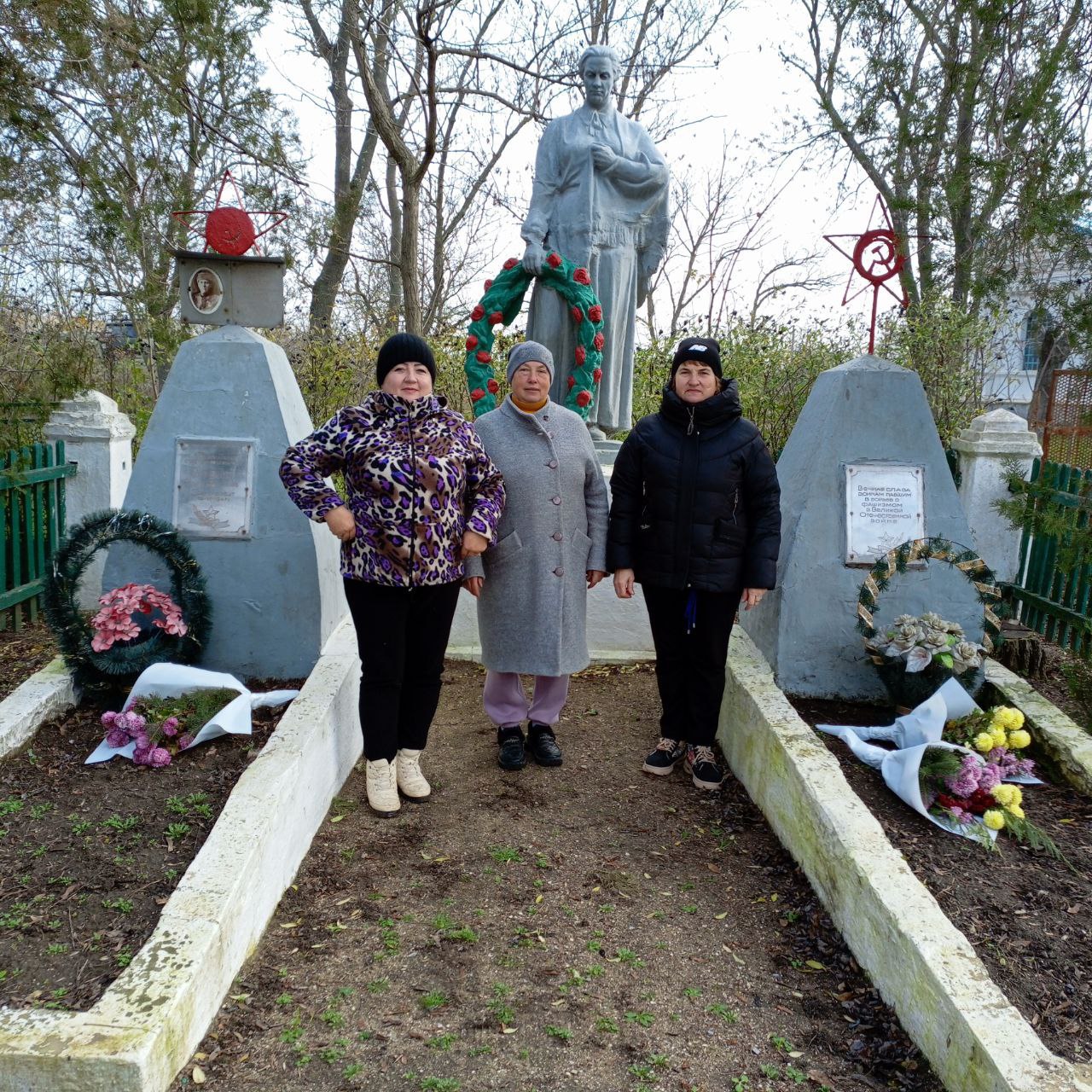 Члены участковой избирательной комиссии №234 (ТИК №7) возложили цветы к могиле Неизвестного солдата в с. Старопетровка Бердянского муниципального округа, почтив память воинов, освобождавших село от немецко-фашистских... Члены участковой избирательной комиссии №234 (ТИК №7) возложили цветы к могиле Неизвестного солдата в с. Старопетровка Бердянского муниципального округа, почтив память воинов, освобождавших село от немецко-фашистских...