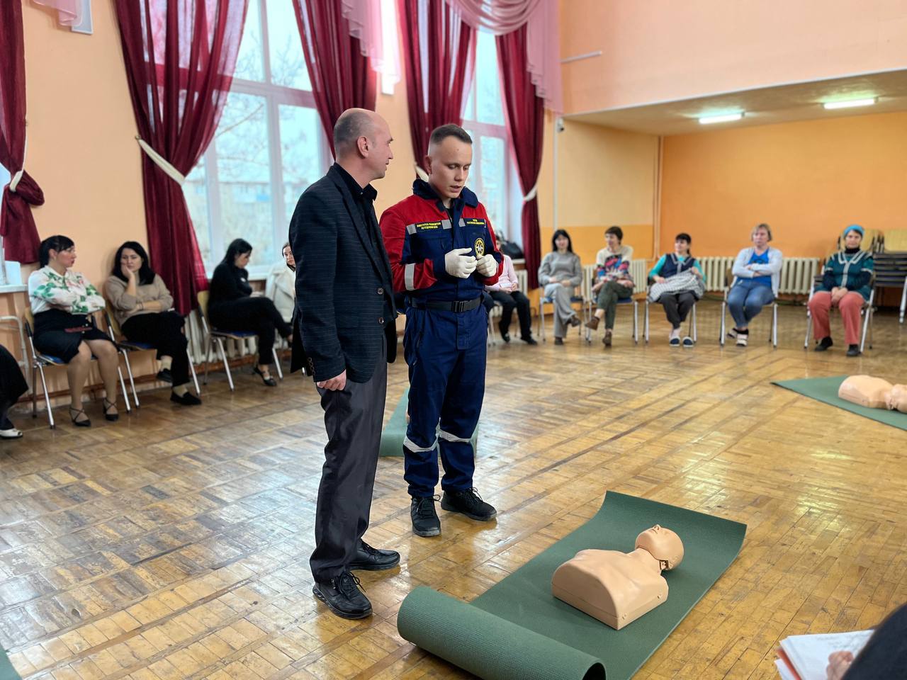 Бердянские добровольцы провели мастер-класс по оказанию первой помощи для школьного коллектива Бердянские добровольцы провели мастер-класс по оказанию первой помощи для школьного коллектива