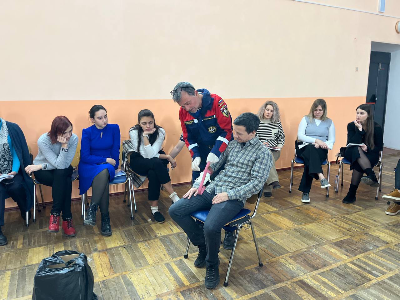 Бердянские добровольцы провели мастер-класс по оказанию первой помощи для школьного коллектива Бердянские добровольцы провели мастер-класс по оказанию первой помощи для школьного коллектива