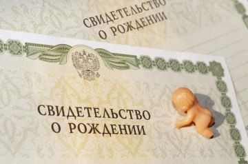 На удаленном рабочем месте отдела ЗАГС в родильном отделении ГБУЗ «Бердянская городская больница» поздравили счастливых родителей Сергея и Алену с рождением двойняшек – Арианы и Платона!