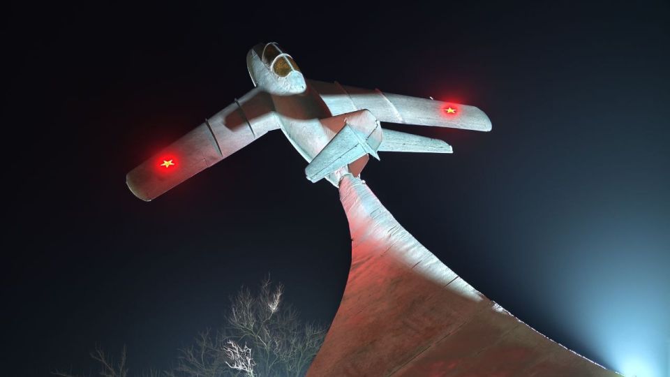 Памятник «Летчикам односельчанам в честь 50-летия Великой Победы» в селе Осипенко Бердянского района ночью Памятник «Летчикам односельчанам в честь 50-летия Великой Победы» в селе Осипенко Бердянского района ночью