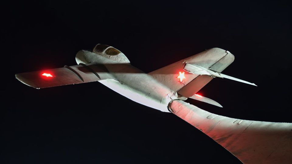 Памятник «Летчикам односельчанам в честь 50-летия Великой Победы» в селе Осипенко Бердянского района ночью Памятник «Летчикам односельчанам в честь 50-летия Великой Победы» в селе Осипенко Бердянского района ночью