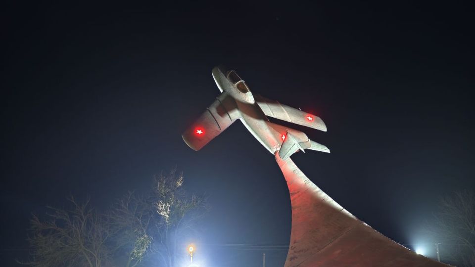 Памятник «Летчикам односельчанам в честь 50-летия Великой Победы» в селе Осипенко Бердянского района ночью Памятник «Летчикам односельчанам в честь 50-летия Великой Победы» в селе Осипенко Бердянского района ночью