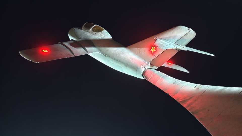 Памятник «Летчикам односельчанам в честь 50-летия Великой Победы» в селе Осипенко Бердянского района ночью Памятник «Летчикам односельчанам в честь 50-летия Великой Победы» в селе Осипенко Бердянского района ночью