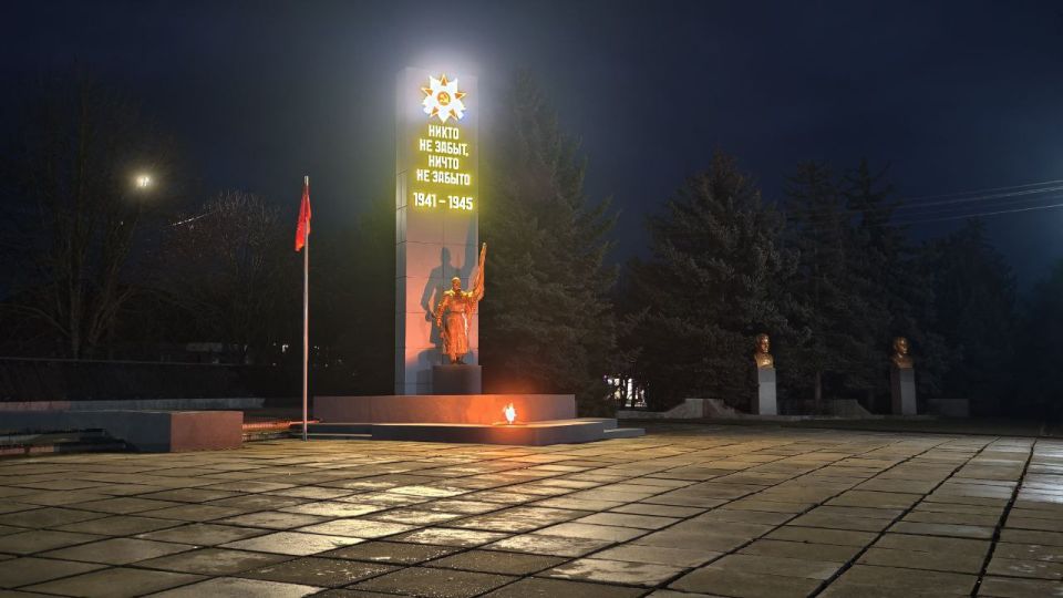 Ночной памятник воинам-односельчанам, которые не вернулись с полей сражений Великой Отечественной войны «Никто не забыт, ничто не забыто» в пгт Андреевка Бердянского района Ночной памятник воинам-односельчанам, которые не вернулись с полей сражений Великой Отечественной войны «Никто не забыт, ничто не забыто» в пгт Андреевка Бердянского района