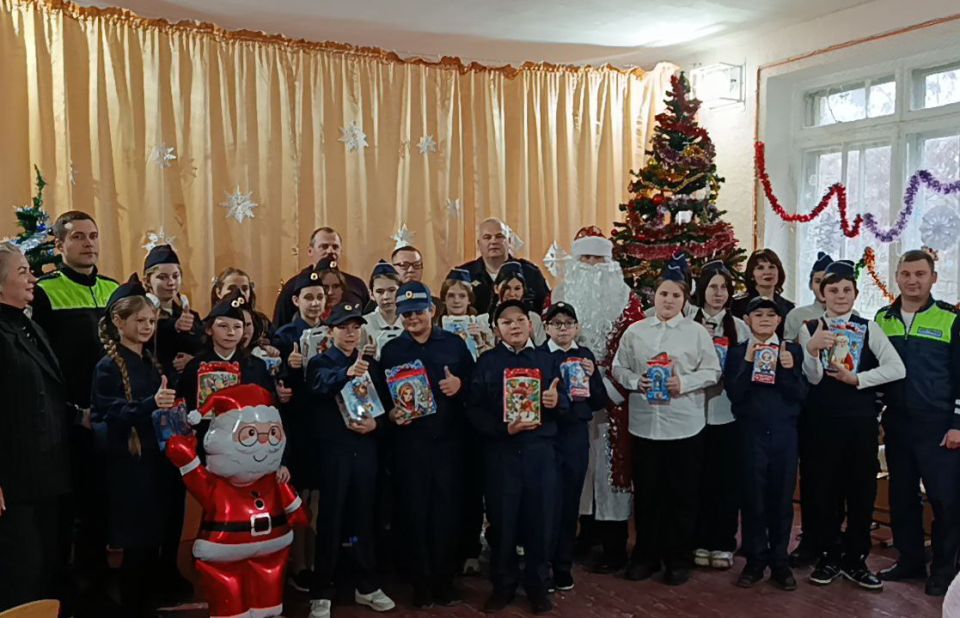 Полицейские и общественники поздравили кадетов с наступающими праздниками Полицейские и общественники поздравили кадетов с наступающими праздниками