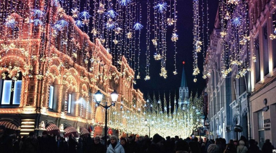 Анна Хорошун: 25 декабря. 1730. В Москве были зажжены первые уличные фонари – по указу Сената изготовлено 520 стеклянных фонарей, которые заправлялись конопляным маслом 1766 Анна Хорошун: 25 декабря. 1730. В Москве были зажжены первые уличные фонари – по указу Сената изготовлено 520 стеклянных фонарей, которые заправлялись конопляным маслом 1766