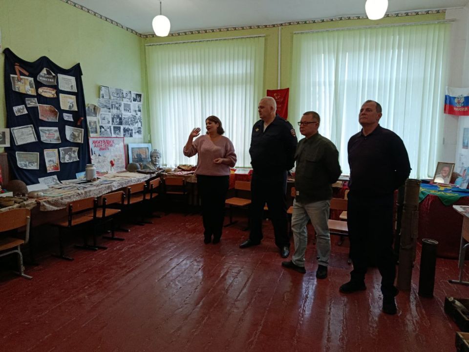 Полицейские и общественники поздравили кадетов с наступающими праздниками Полицейские и общественники поздравили кадетов с наступающими праздниками