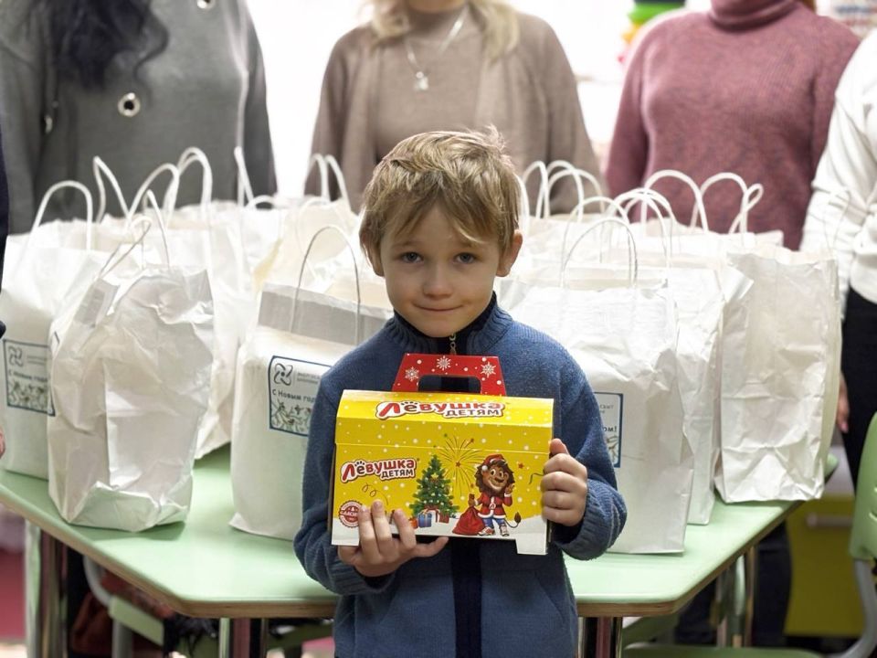 Дети Бердянска получили новогодние подарки Дети Бердянска получили новогодние подарки