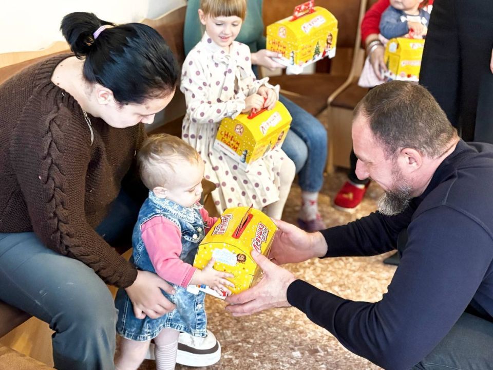 В Бердянске детям и мамам вручили новогодние подарки В Бердянске детям и мамам вручили новогодние подарки