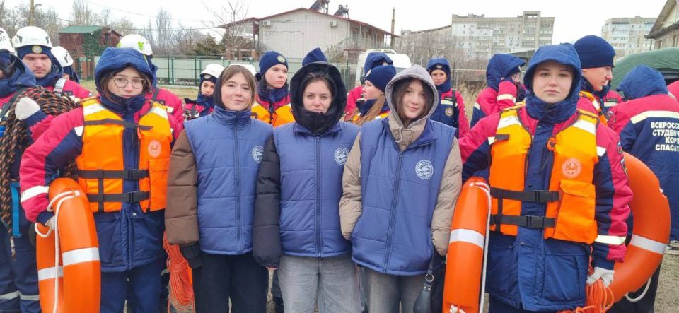 26 декабря школьный спасательный отряд «Гвардия жизни» ГБУ ОО ЗО «Проминевская СОШ № 16» Мелитопольского района принял участие в торжественном открытии учебно-тренировочного центра добровольцев-спасателей ВСКС в городе... 26 декабря школьный спасательный отряд «Гвардия жизни» ГБУ ОО ЗО «Проминевская СОШ № 16» Мелитопольского района принял участие в торжественном открытии учебно-тренировочного центра добровольцев-спасателей ВСКС в городе...