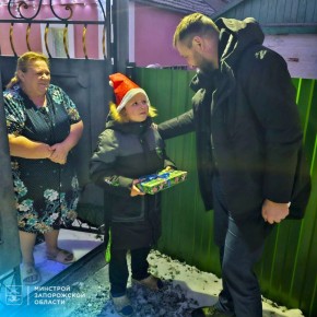 Минстрой Запорожской области принял участие в предновогодней акции "Елка желаний" и исполнил мечту мальчика Миши из города Бердянска, подарив ему современный планшет