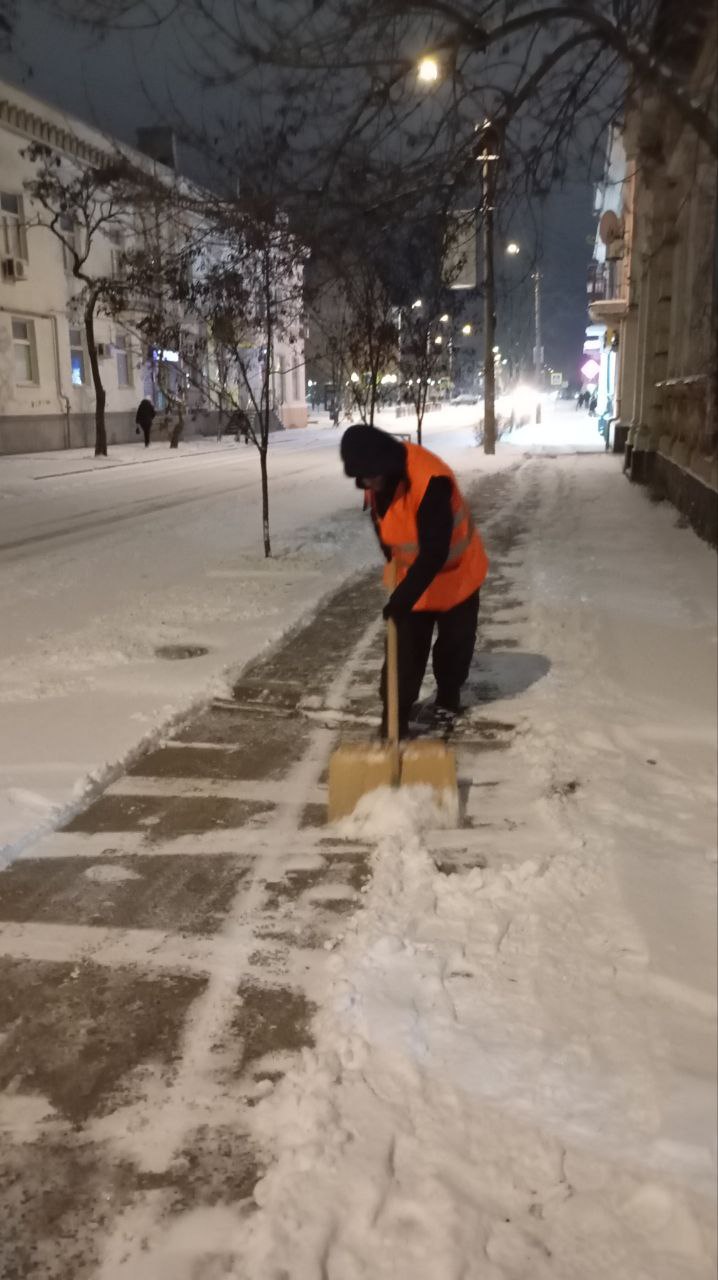 Техника и сотрудники МБУ «Благоустройство. Бердянск» с раннего утра расчищают улицы города от снега Техника и сотрудники МБУ «Благоустройство. Бердянск» с раннего утра расчищают улицы города от снега