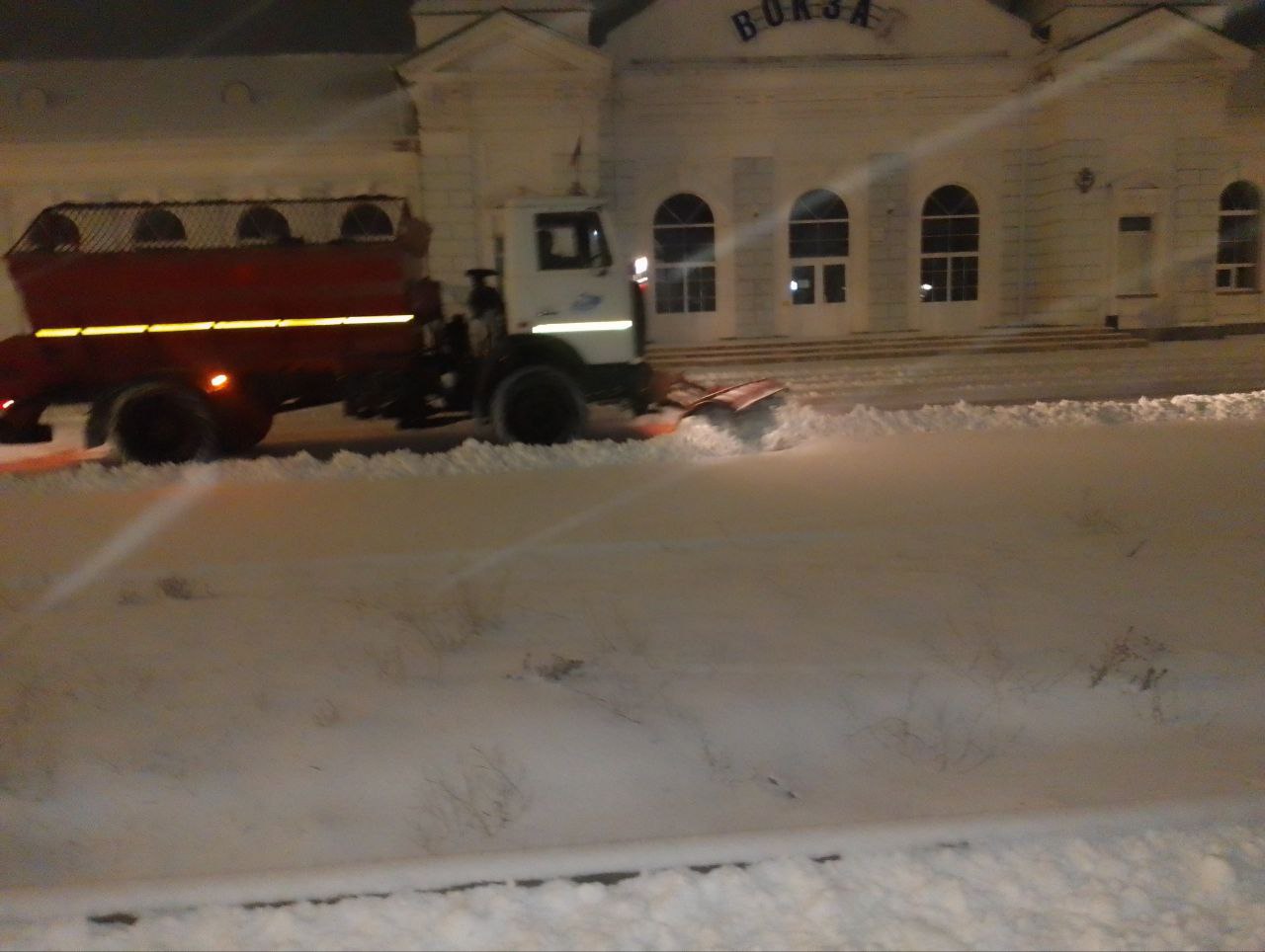 Техника и сотрудники МБУ «Благоустройство. Бердянск» с раннего утра расчищают улицы города от снега Техника и сотрудники МБУ «Благоустройство. Бердянск» с раннего утра расчищают улицы города от снега