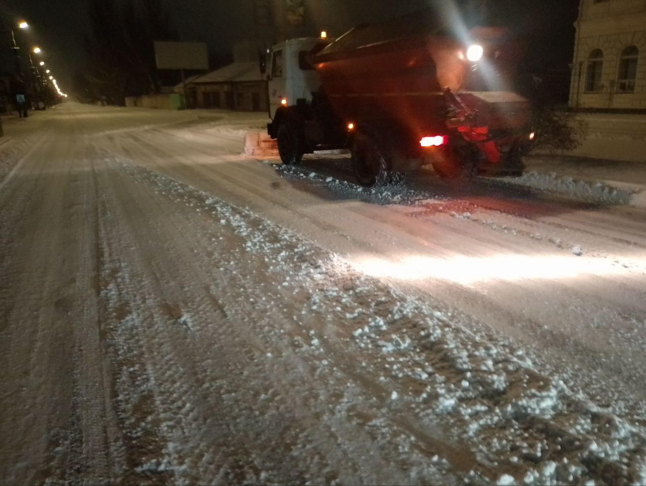 Техника и сотрудники МБУ «Благоустройство. Бердянск» с раннего утра расчищают улицы города от снега Техника и сотрудники МБУ «Благоустройство. Бердянск» с раннего утра расчищают улицы города от снега