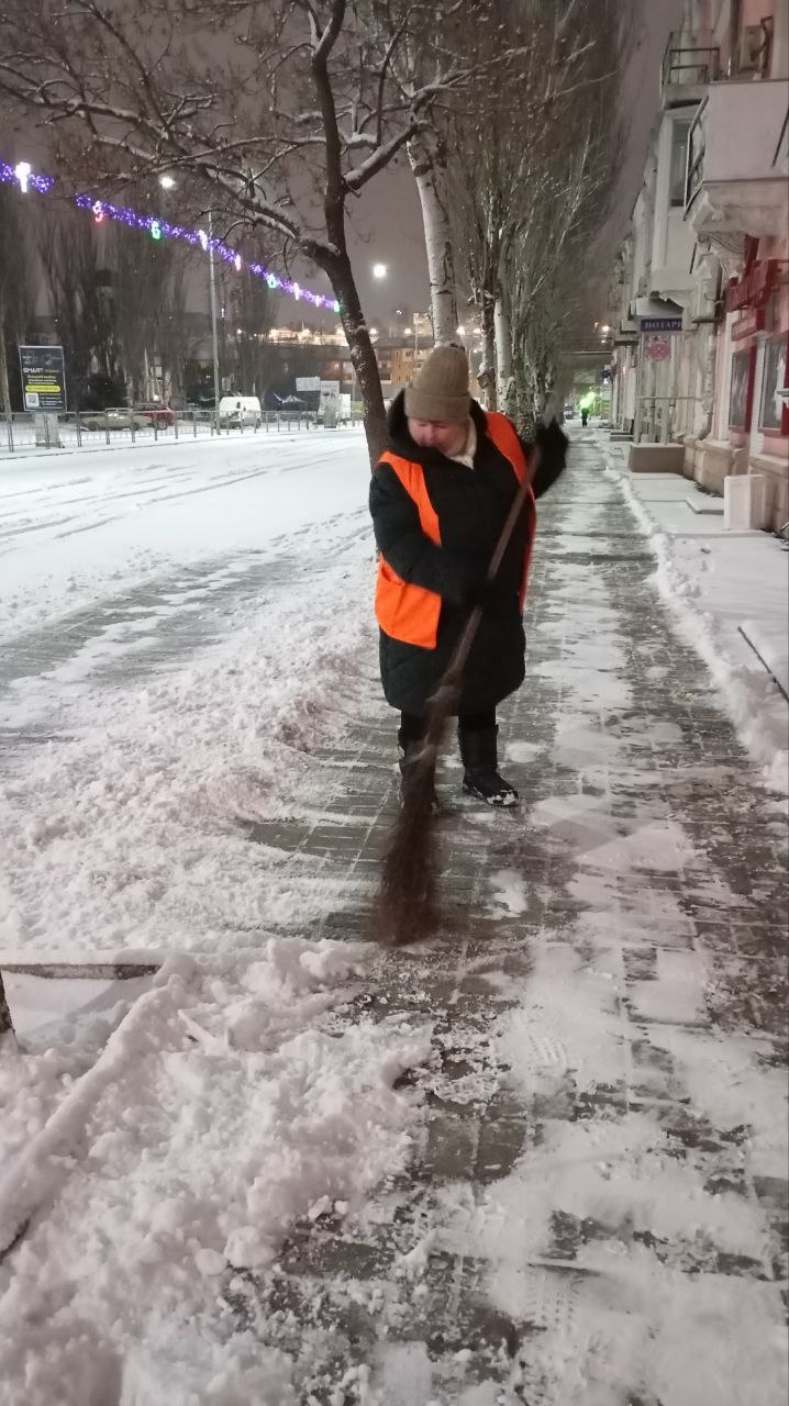 Техника и сотрудники МБУ «Благоустройство. Бердянск» с раннего утра расчищают улицы города от снега Техника и сотрудники МБУ «Благоустройство. Бердянск» с раннего утра расчищают улицы города от снега